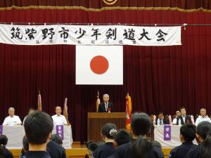 あいさつをする平井一三市長