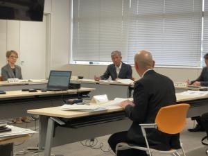 総合教育会議に出席する平井一三市長