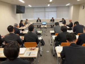 総合教育会議に出席する平井一三市長