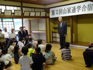 あいさつをする平井一三市長
