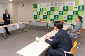 あいさつをする平井一三市長
