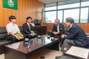 山口剣友会の皆さんと談笑する平井一三市長