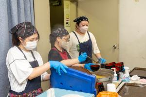 湯町公民館でのこども食堂（ボランティアの皆さん）