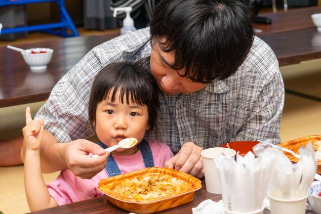 湯町公民館でのこども食堂（親子での食事）