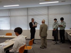 委嘱書を交付する平井一三市長