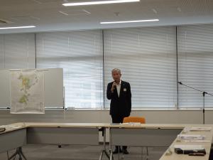 あいさつをする平井一三市長