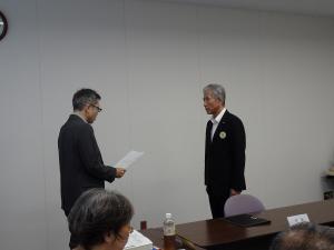 答申書を受け取る平井一三市長