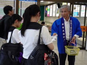 街頭啓発をする平井一三市長