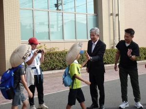 ハイタッチする平井一三市長