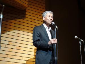 あいさつをする平井一三市長
