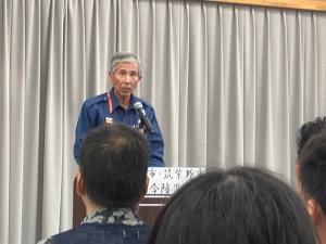 あいさつをする平井一三市長