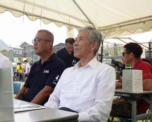 筑紫高校の体育祭を見学する平井一三市長
