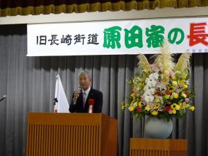 原田区敬老会であいさつする平井一三市長