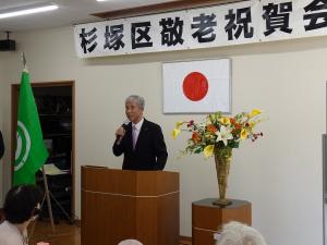 杉塚の敬老会であいさつする平井一三市長