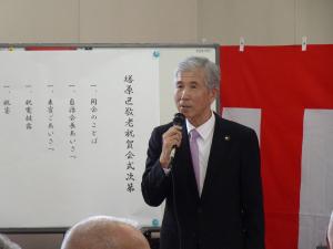塔原の敬老会であいさつする平井一三市長