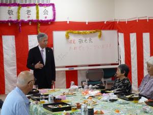 馬市の敬老会であいさつする平井一三市長