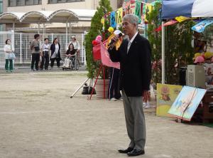 あいさつをする平井一三市長