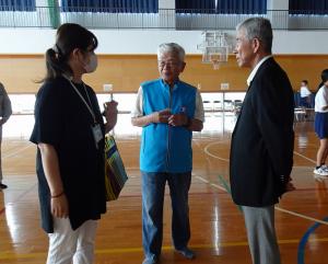 地域の方とお話する平井一三市長