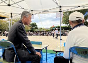 筑紫野中央幼稚園の園長先生とお話する平井一三市長