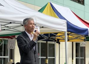 あいさつをする平井一三市長