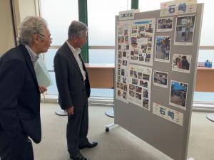 パネル展示を鑑賞する平井一三市長