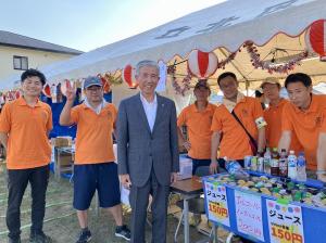 美しヶ丘北自治会の皆さんと写真を撮る平井一三市長