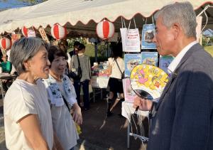 美しヶ丘北自治会の皆さんと写真を撮る平井一三市長-2