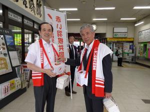 赤い羽根共同募金に募金する平井一三市長