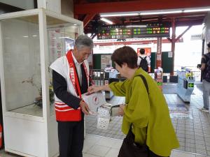 街頭啓発をする平井一三市長