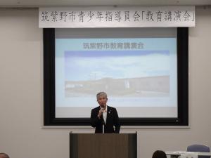 あいさつをする平井一三市長