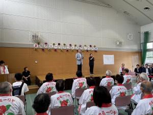 あいさつをする平井一三市長