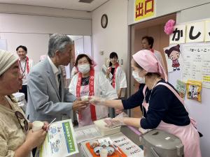 地域の方とお話する平井一三市長