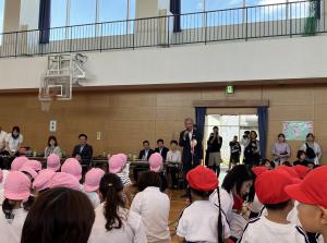 あいさつをする平井一三市長