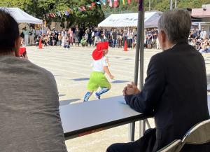 サルナートの森幼稚園の運動会を観覧する平井一三市長