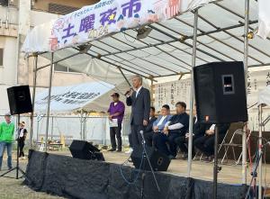 あいさつをする平井一三市長