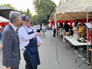 カレーの説明を聞く平井一三市長