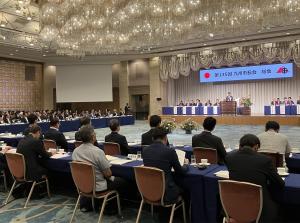 会議に出席する平井一三市長