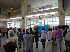 あいさつをする平井一三市長