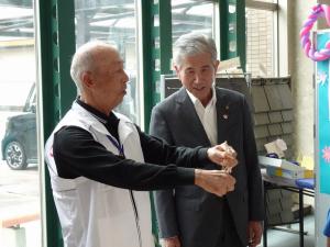 地域の方とお話する平井一三市長