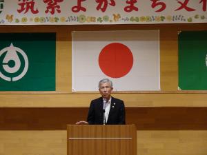 あいさつをする平井一三市長