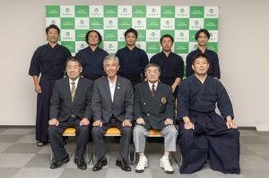 福岡県代表の剣士たちと平井一三市長