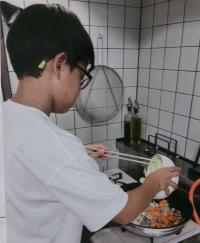料理をしている写真