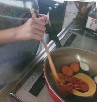 料理をしている写真