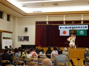 山家地区文化祭であいさつする平井一三市長