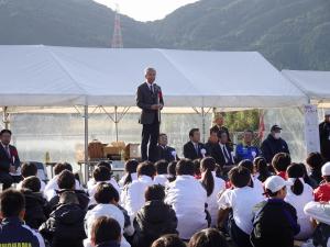 あいさつをする平井一三市長