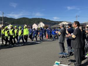 パトロール隊を見送る平井一三市長