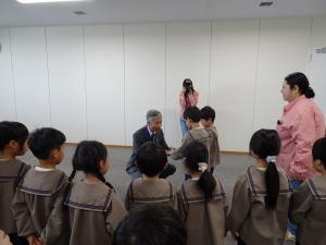 プレゼントを受け取る平井一三市長