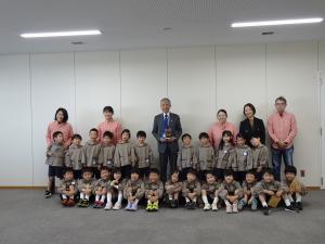 むさしヶ丘保育園年長児の皆さんと平井一三市長