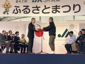 賞状を授与する平井一三市長