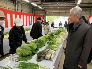 JAふるさとまつりで生産者の方とお話する平井一三市長